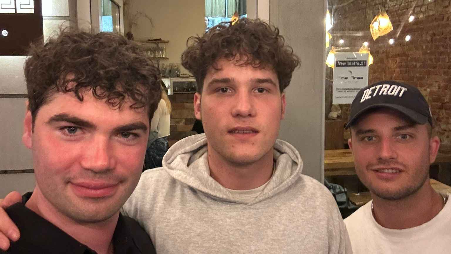 Besiegelten die künftige Zusammenarbeit: Leander Kirschner (CEO Bamboo Artists), Demian Pengg (prodbypengg) und Constantin Froh (A&R Manager Bamboo Artists).