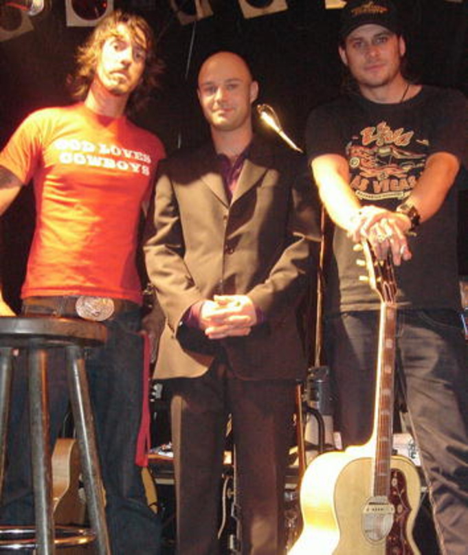 Kooperieren: The BossHoss und Patrick Strauch, Managing Director Sony/ATV Germany (Mitte)