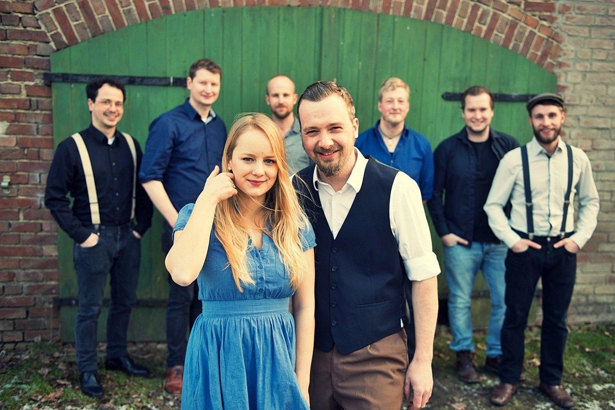 Veröffentlicht mit "Ruf der Provinz" als erster Act ein Album auf dem Redfield-Sublabel Kursaal: die Formation Von Weiden um (vorn) Greta Schwekendiek und Bandgründer Henning Kreft sowie (...