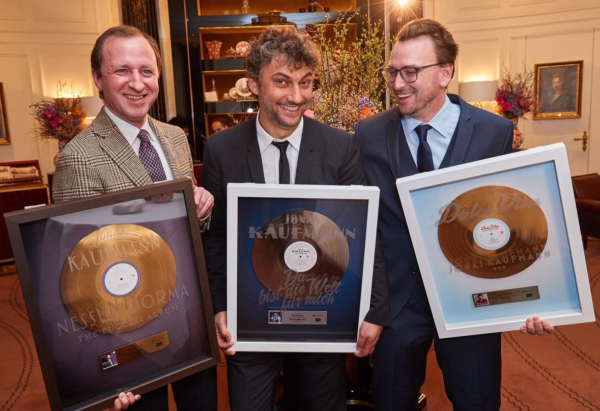 Bei der Preisübergabe in Wien (von links): Oliver Wazola (Head of Classics & Jazz Sony Music Austria), Jonas Kaufmann und Dietmar Lienbacher (Division Head Sony Music Austria)