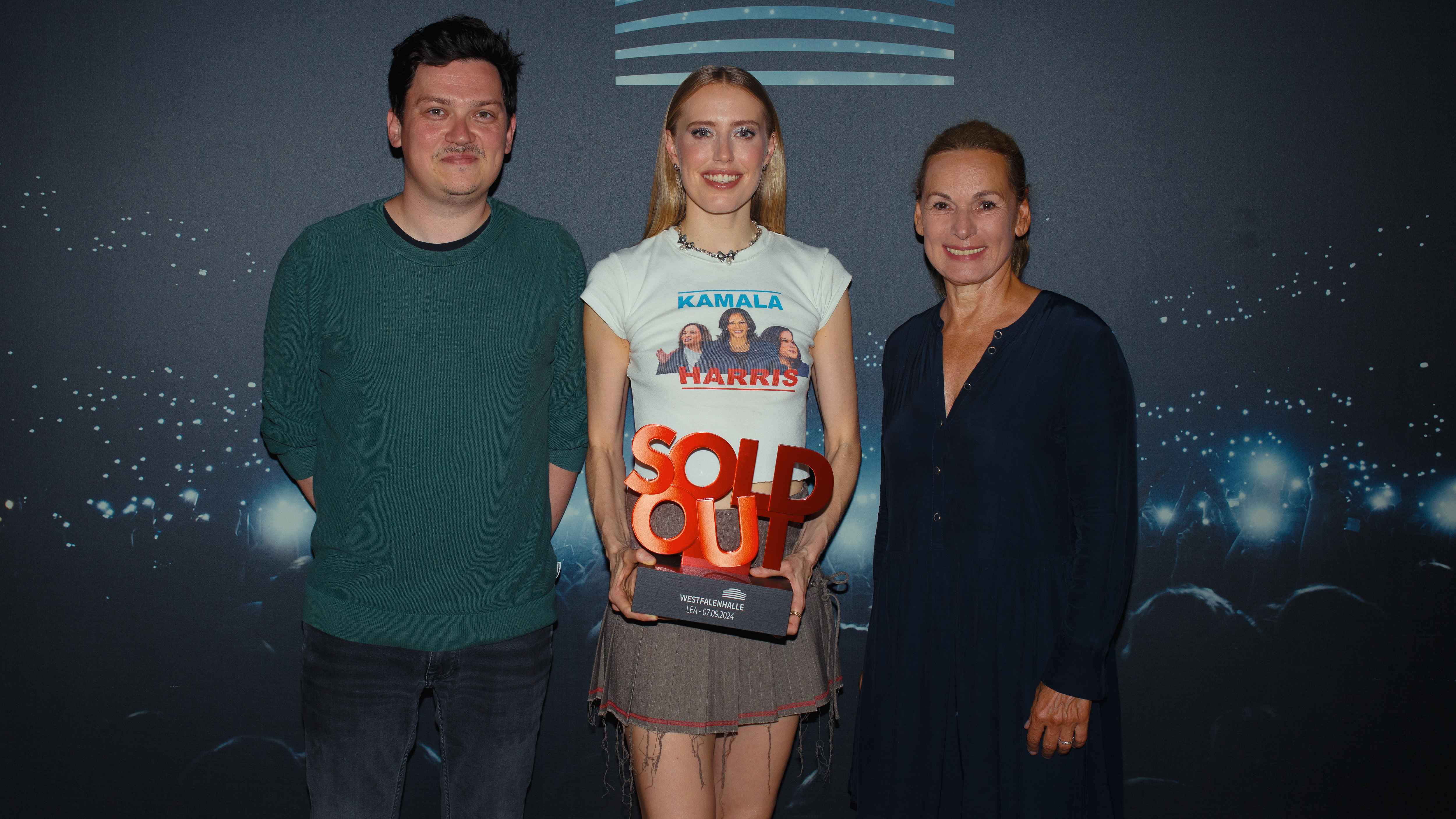 Trafen sich im Backstage der Westfalenhalle für die Übergabe des Awards (von links): Adrian Krummel (FZW Event), Lea und Sabine Loos (Hauptgeschäftsführerin Westfalenhallen Unternehmensgru...