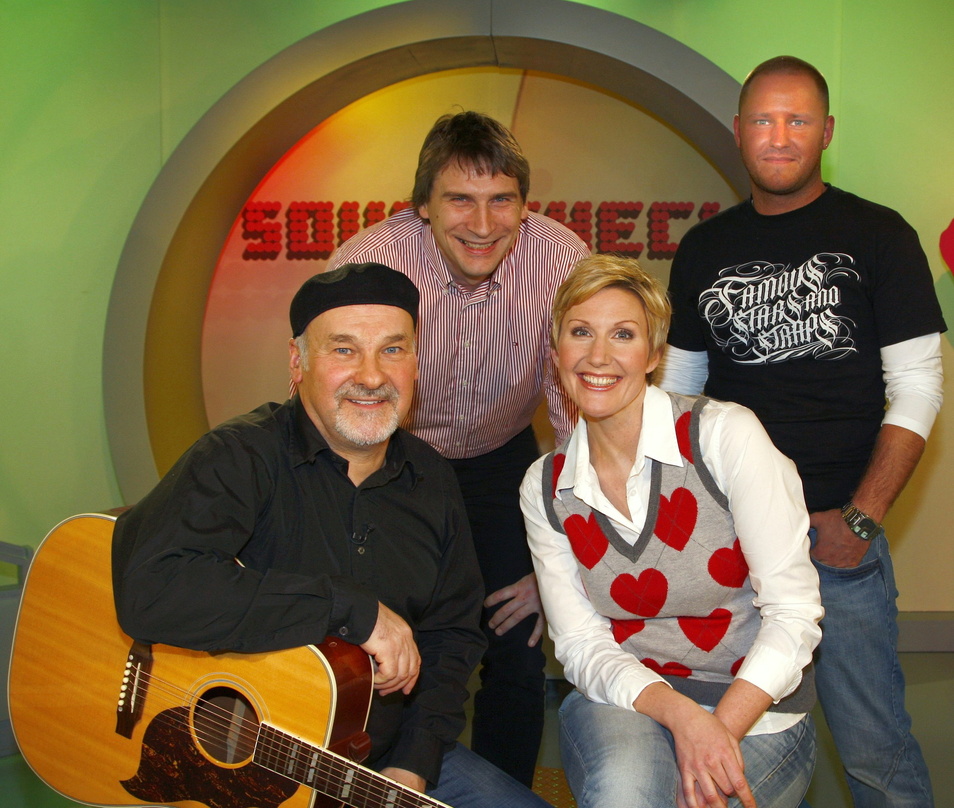 Zu einem Erinnerungsfoto im Hit24-Studio versammelten sich (v.l.n.r.): Paul Carrack, Ulrich Pioch (Geschäftsleiter Hit24), Kathie Kleff (Moderatorin Hit24) und Philipp Kemser (Hit24-Redakt...