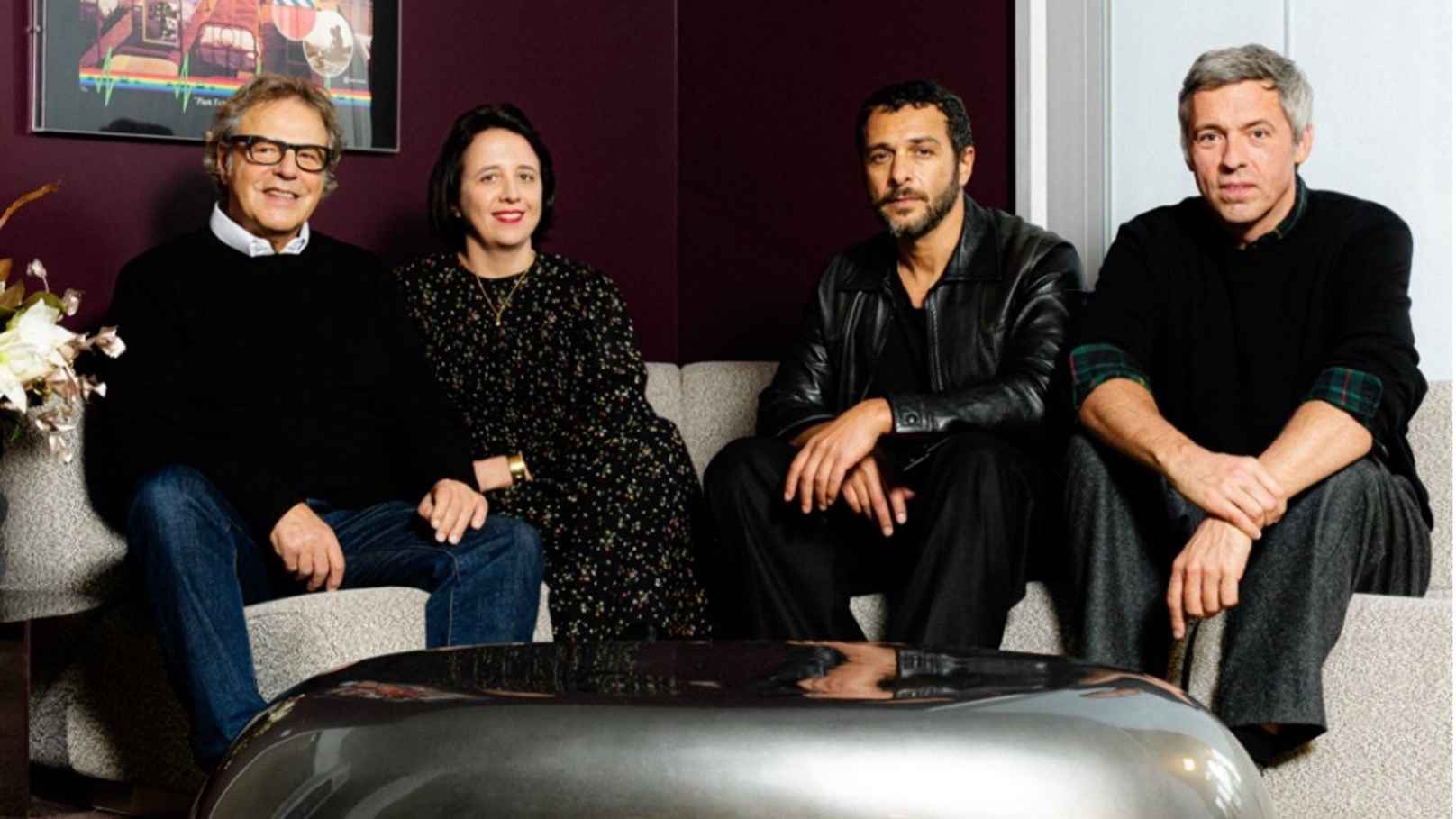 2cc2fe52 2b22 4a56 b2be 68411a7e285c Besiegelten den Deal (von links): Marc Nouchy (Managing Director Spookland), Marie-Anne Robert (President Sony Music France), Yodelice (Spookland) und Antoine Dathanat (Managing Director S...