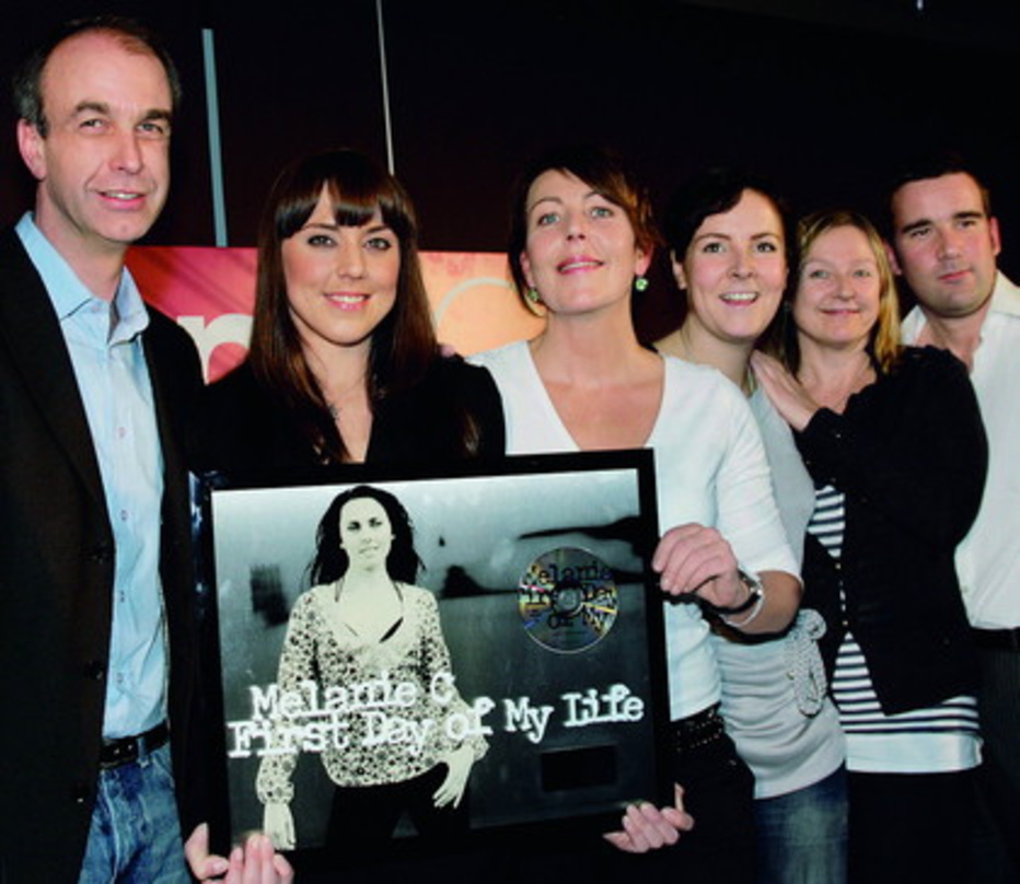 Präsentieren Platin: Melanie C (2. v.l.) und das Warner-Team||Freuen sich über Platin (v.l.n.r.): Lars Ingwersen (Managing Director WSM), Melanie C, Rita Flügge-Timm (Director The Artist D...