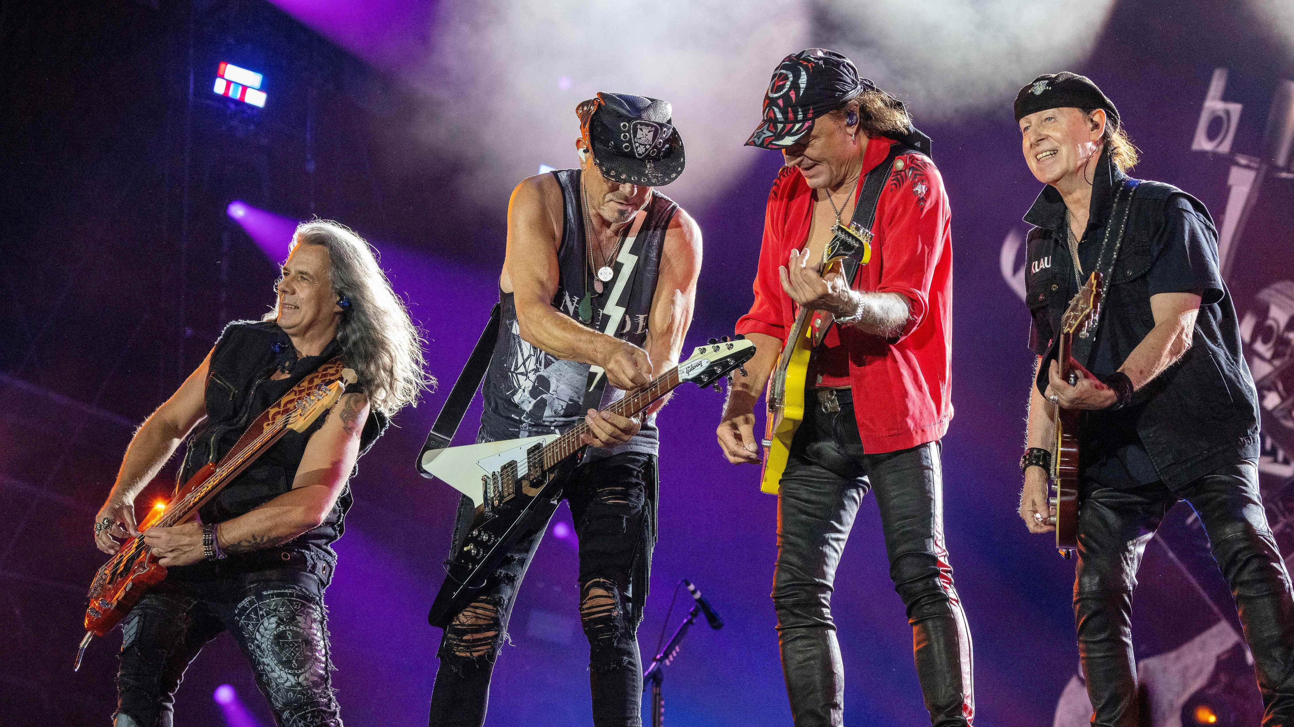 Sagen schweren Herzens ihre kommenden Shows ab: Die Scorpions, hier (von links) mit Paweł Mąciwoda, Rudolf Schenker, Matthias Jabs und Sänger Klaus Meine.