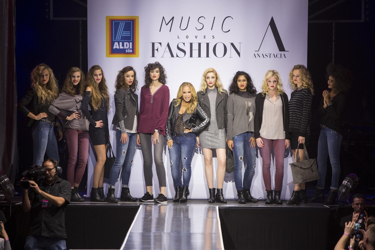 Umringt von zehn Models auf der Bühne des Kölner E-Werks: US-Sängerin Anastacia bei der Präsentation ihrer Aldi-Kollektion ...