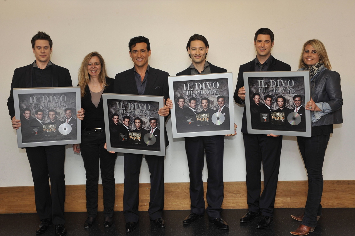 Freuten sich über Platin für "The Promise": Il Divo und Sony Music Schweiz||Bei einem Konzert des Vokalensembles im Zürcher Hallenstadion überreichte Sony den vier Sängern die Auszeichnung...