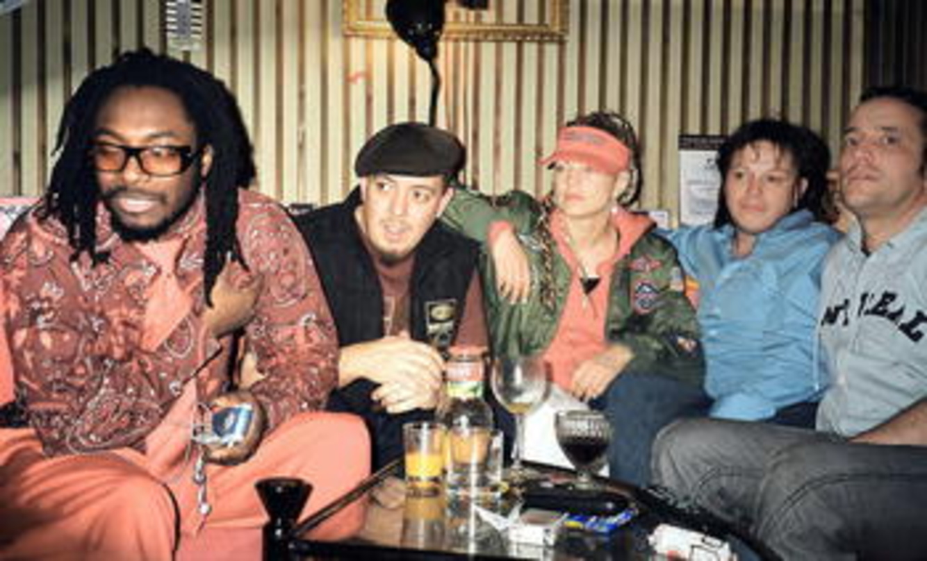 Studiobesuch in Berlin (v.l.n.r.): Will.I.Am, George Pajon, Fergie (The Black Eyed Peas), Werner Krumme (alias Dr. Roc, Inhaber von Silberfile) und {mlbipers.2723.Clemens Fachinger|U|T} (M...