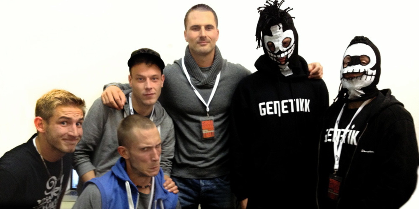 Freuen sich über den aufgefrischten Deal mit BMG (von links): Keule, Shneezin und Mike (alle 257ers), Elvir Omerbegovic (Geschäftsführer Selfmade Records), Sikk und Karuzo (Genetikk)