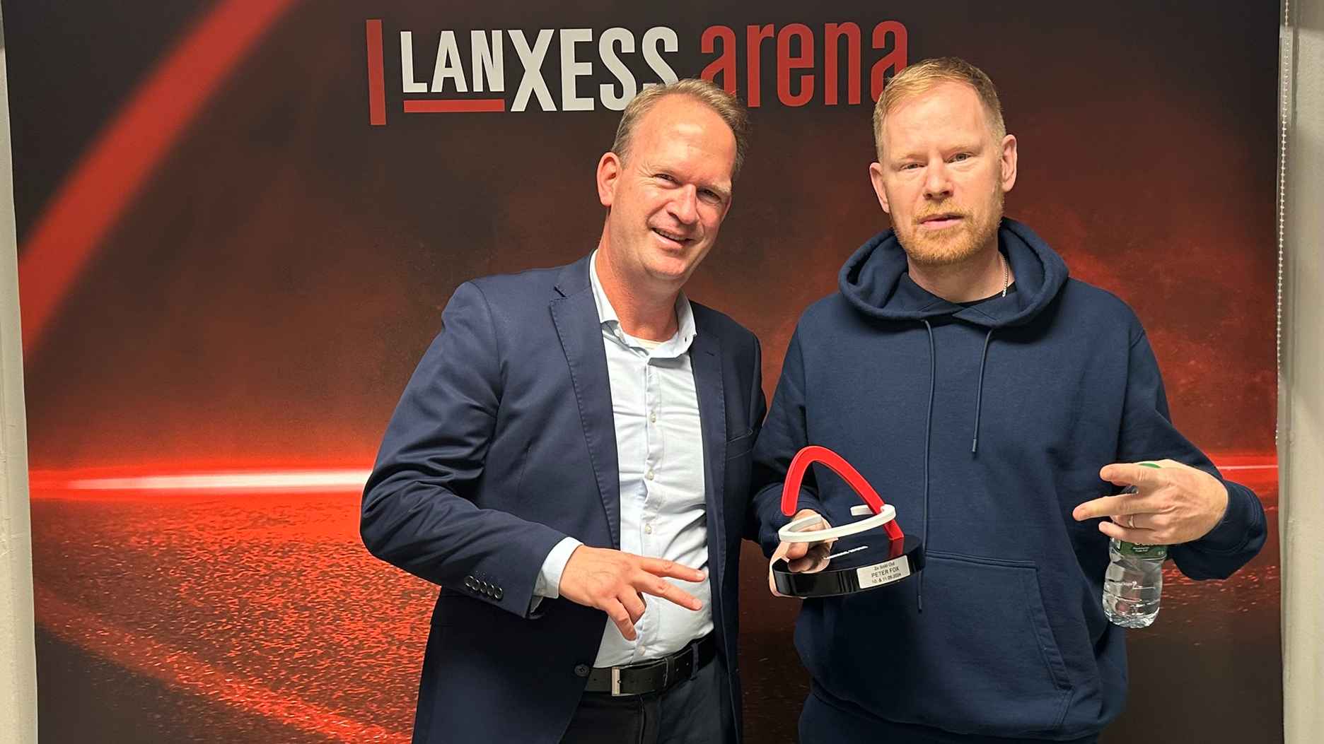 Kamen kurz vor der Show im Backstage zusammen: Stefan Löcher (links, Geschäftsführer Arena Management) und Peter Fox.