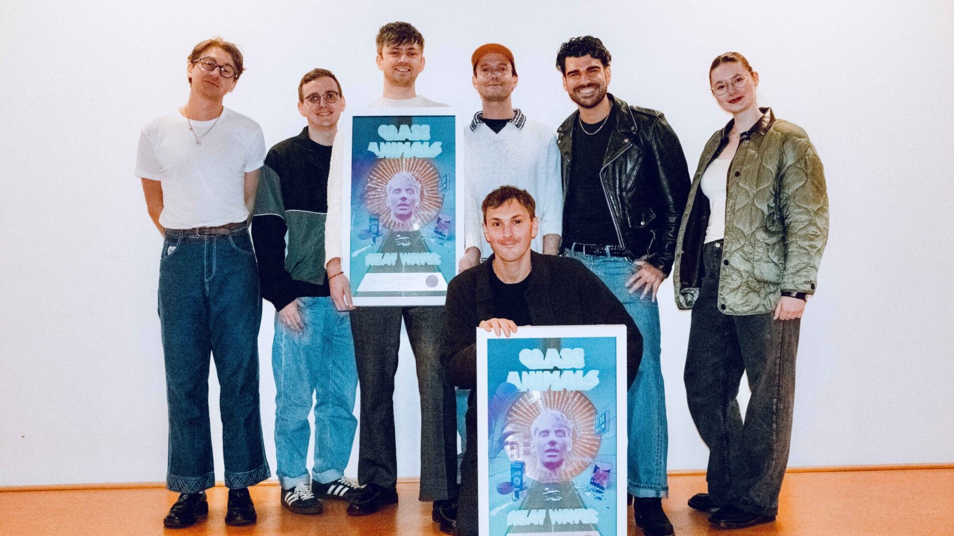 2d20a7c4 a91c 4b73 a670 a5d507542cb8 In Berlin (von links): Dave Bayley (Frontmann Glass Animals), Marvin Gebert (Manager Artist Coordination Universal Music International), Edmund Irwin-Singer, Drew MacFarlane, Joe Seaward (...