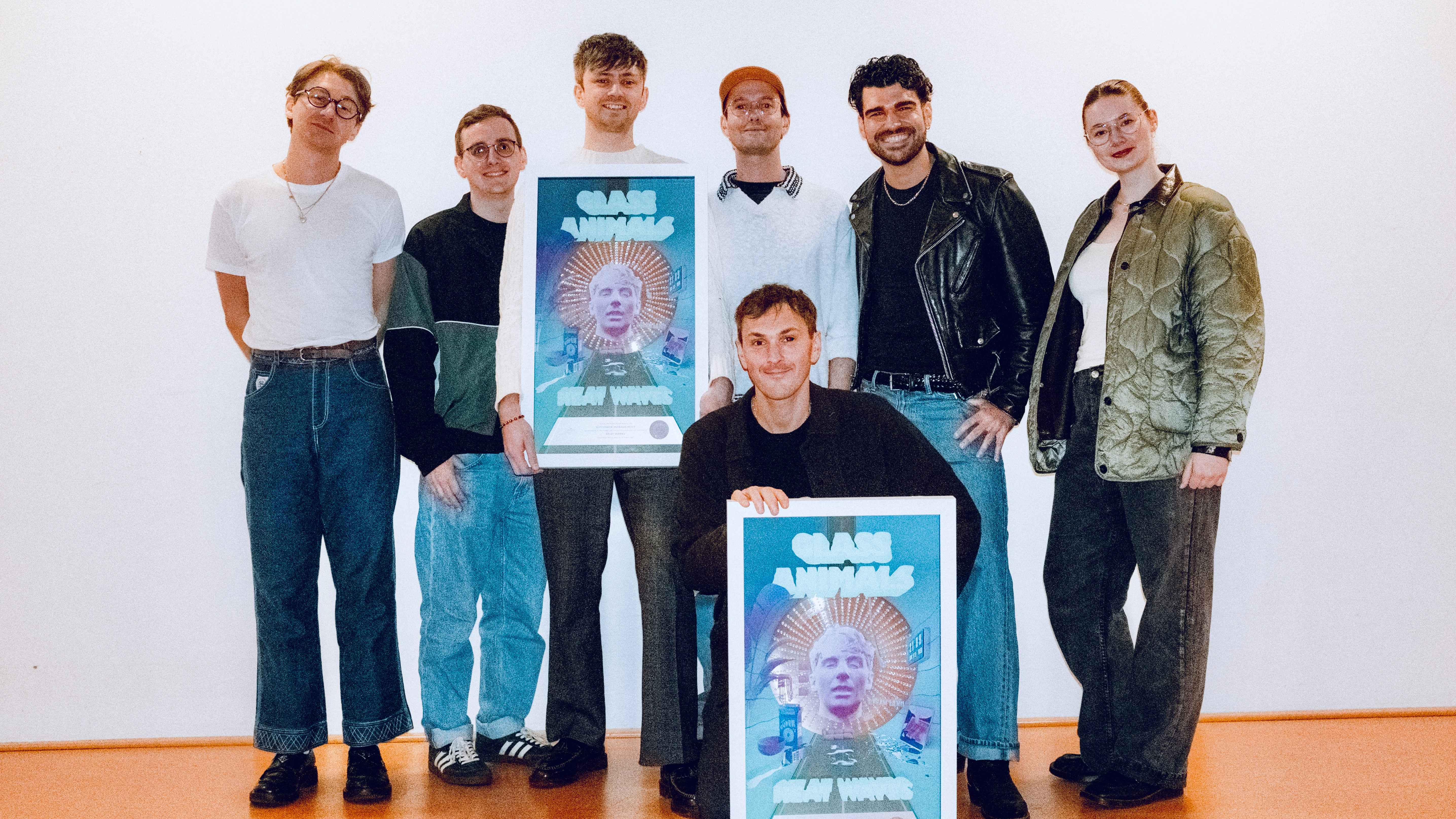 In Berlin (von links): Dave Bayley (Frontmann Glass Animals), Marvin Gebert (Manager Artist Coordination Universal Music International), Edmund Irwin-Singer, Drew MacFarlane, Joe Seaward (...