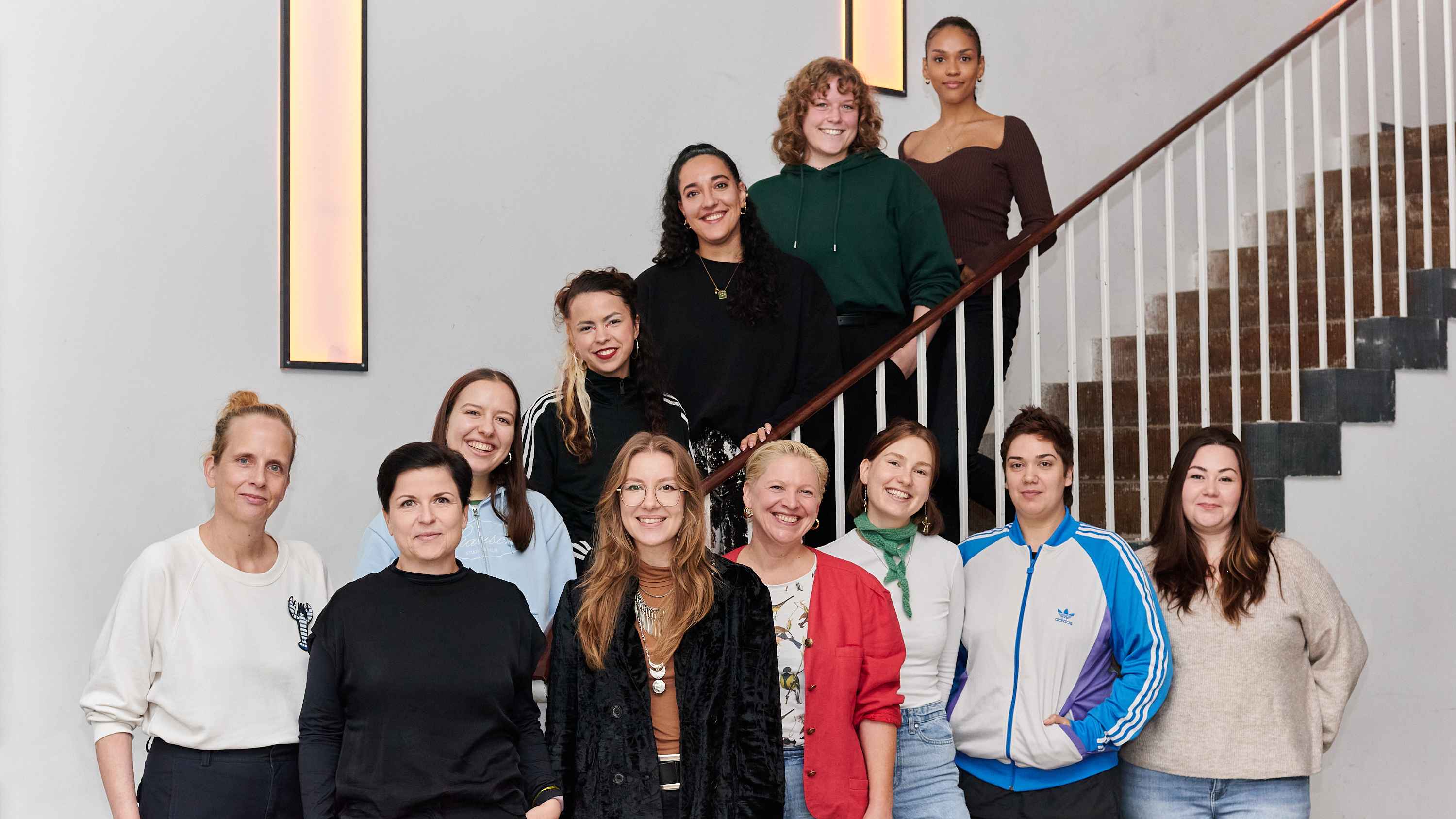 Kamen für ein gemeinsames Foto zusammen (vorn, von links): Alexandra Falken, Alexandra Pagel, Rebecca Steidl, Anna Harbord, Helen Barbian, Sunanda Rui und Lena Leick sowie (hinten) Anna Ma...