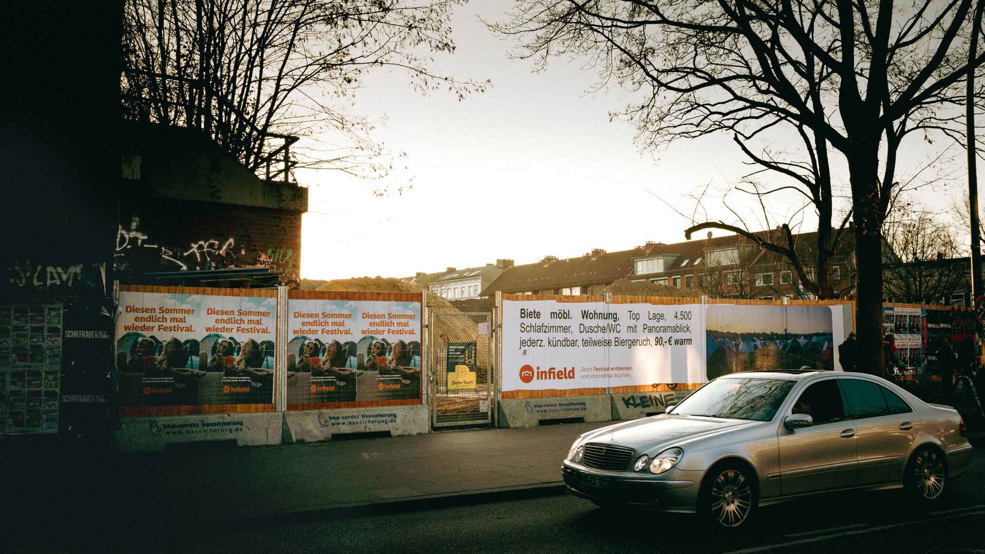 Warb für die Festival Weeks: eine Plakatwand von infield.live und Höme.