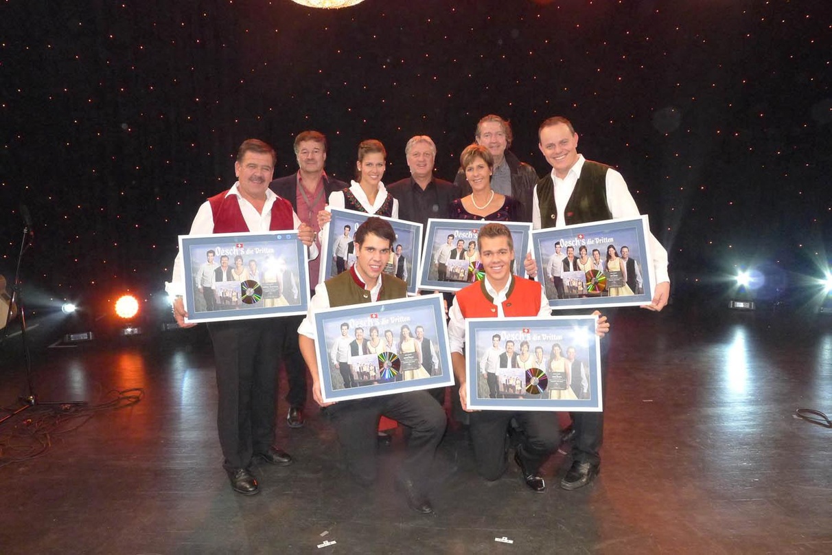 Während des Konzerts kam es zur Gold-Verleihung (hinten, von links): Hansueli 'Üelu" Oesch (Oesch's die Dritten), Kurt Zeiter (Manager Oesch's die Dritten), Melanie Oesch (Oesch's die Drit...