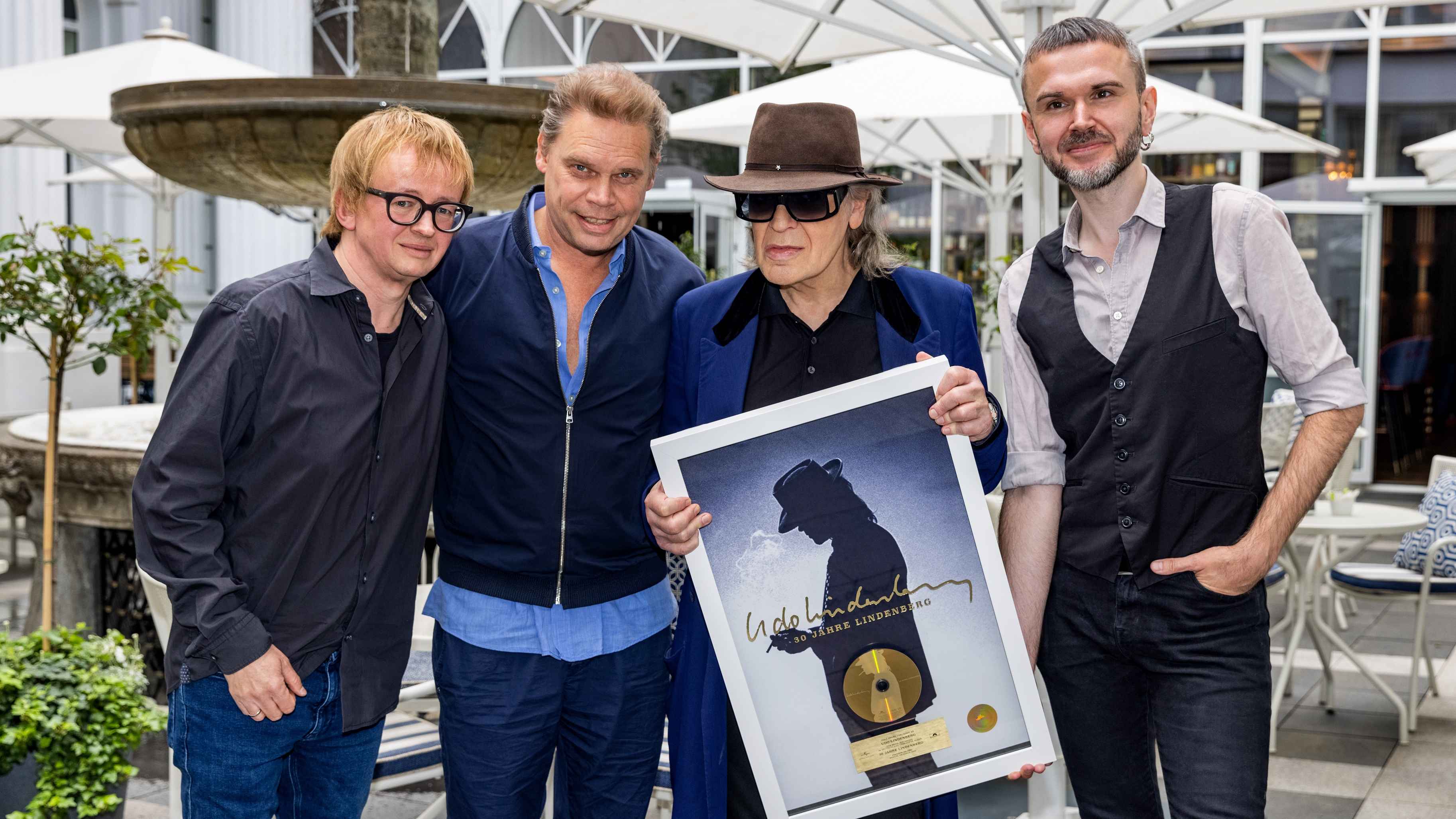 Bei der Verleihung im Hotel Atlantic (von links): Frank Bartsch (Consulting, Udo Lindenberg), Tom Bohne (President Music Domestic Universal Music), Udo Lindenberg und Thomas Thyssen (Direc...