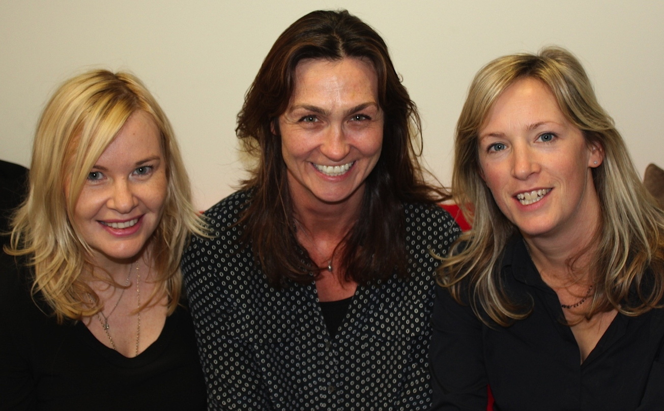 Bei der Unterzeichnnung des Verlagsvertrags (von links): Karen Poole, Kate Sweetsur (BMG Chrysalis UK) und Poole-Managerin Anna Carpenter