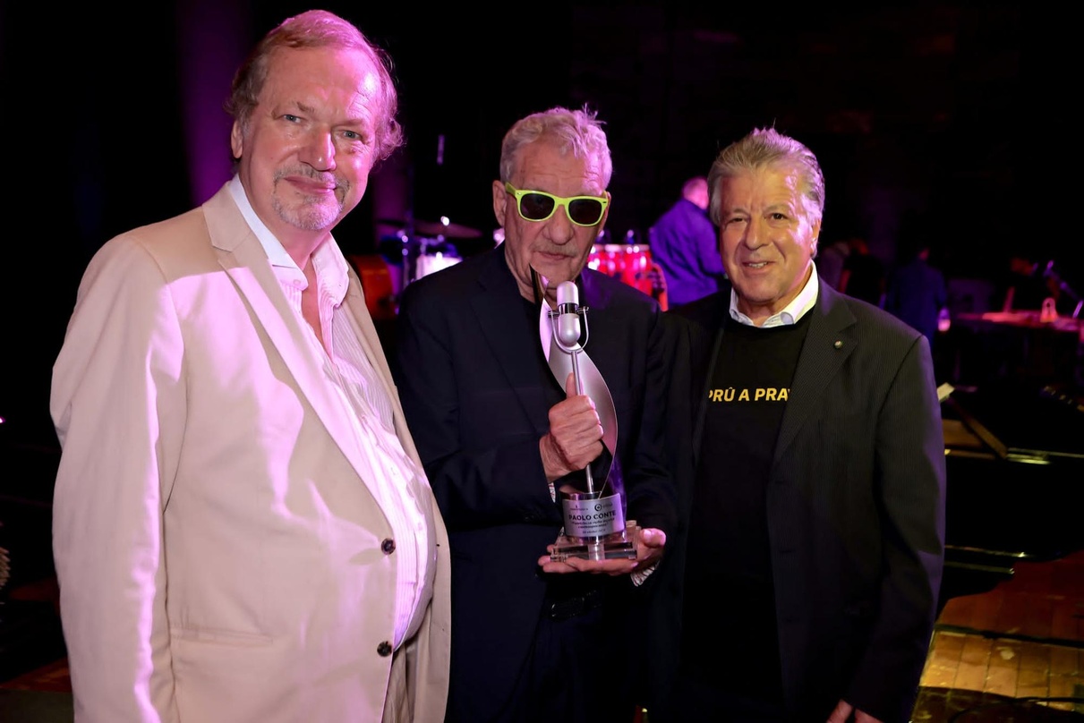 Das silberne Mikrofon in Händen: Paolo Conte mit Jens Michow (links, Vizepräsident Elma) und Vincenzo Spera (rechts, Präsident Assomusica)
