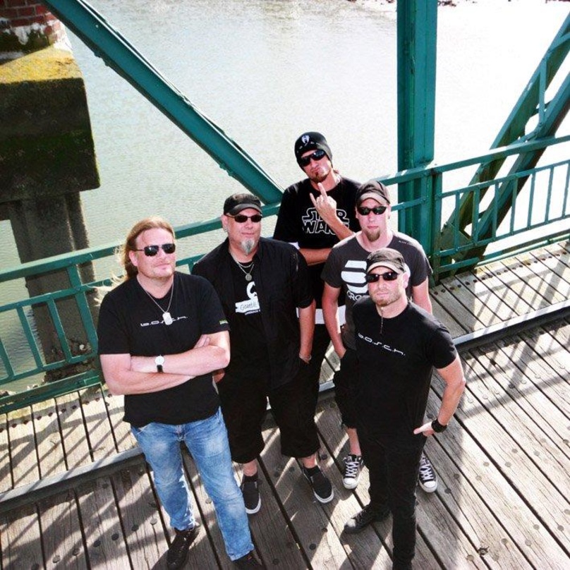Machten in Wilhelmshaven die Zusammenarbeit perfekt (von links): Christian "Ledde" Hell (Gitarrist b.o.s.c.h.), Georg "Schorse" Schröder (Labelmanager Laute Helden) und die b.o.s.c.h.-Band...