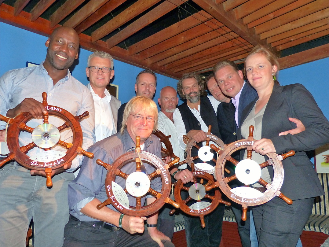 Im sicheren Platin-Hafen (von links): Manager Joe Chialo, Jörg Hellwig (Koch Universal), die Santianos Pete Sage (vorn), Axel Stosberg (dahinter), Björn Both und Hans-Timm Hinrichsen, Mark...