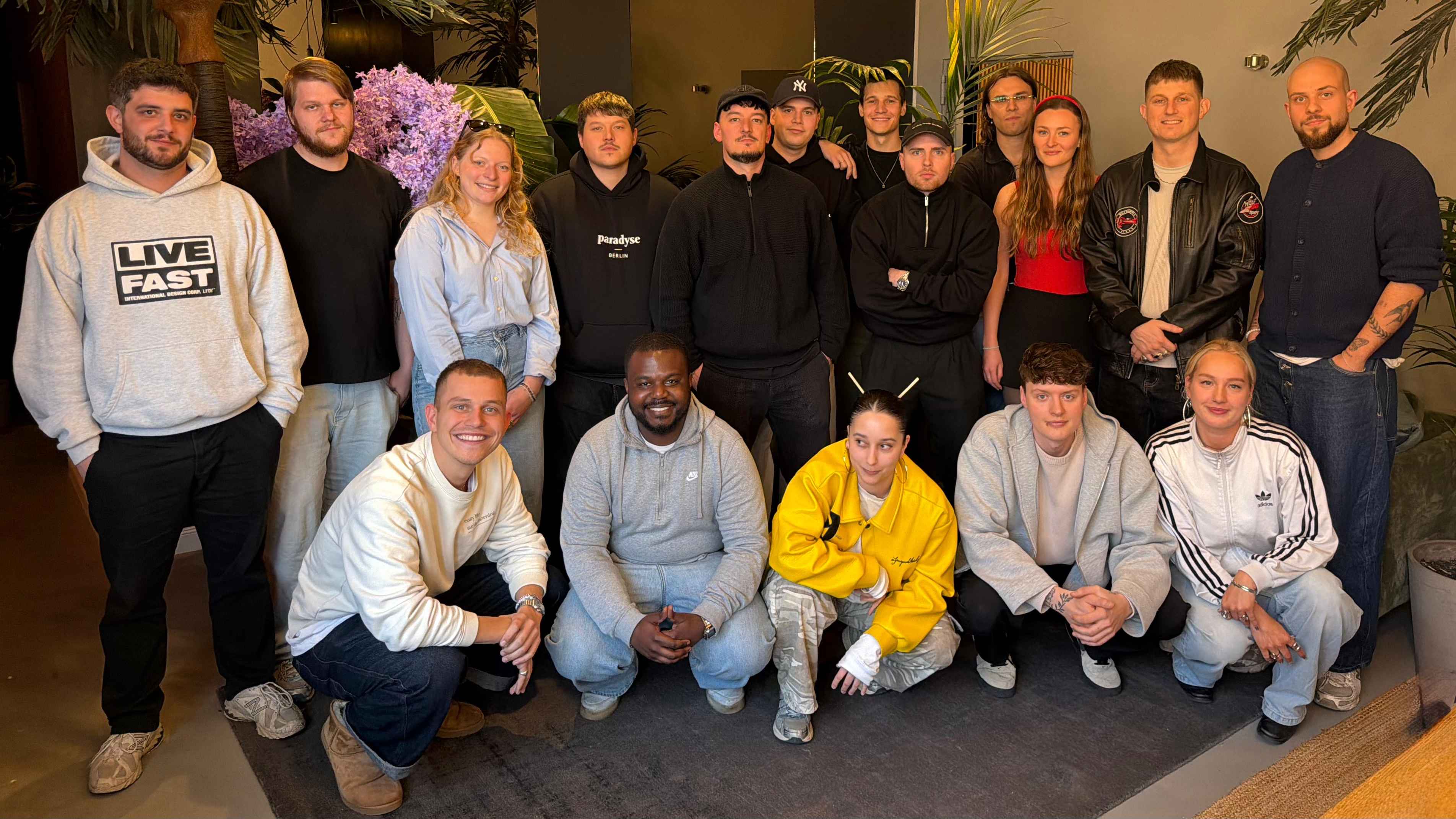 Im Studio (vorn, von links): Gregor Hägele, Mohamed Kalokoh (BMG), Pantha, Dalton und Jelly (Paradyse) sowie (hinten) Marcel Valin (BMG), Anu, Luzie Blom (BMG), Nio, Montez, Thore, Wincent...