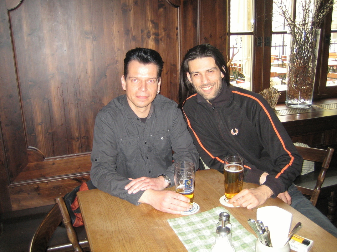 Stießen in einem Münchner Wirtshaus auf den Vertragsabschluss an: Gero Herrde (A&R Oblivion/SPV, links) und Timur Karakus, Sänger bei Schöngeist
