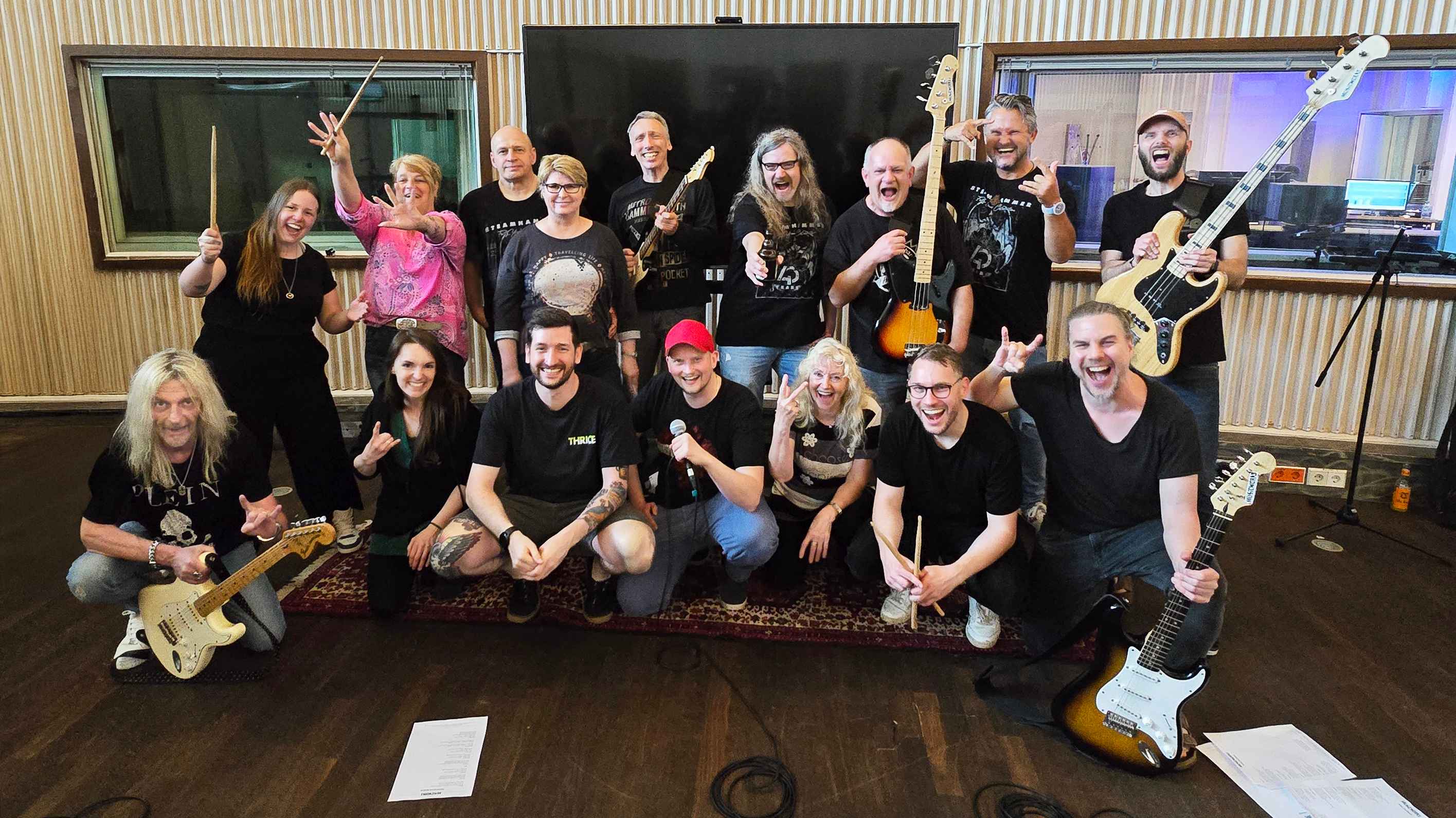 Arbeiten bald seit 40 Jahren zusammen (hinten, von links): Jocelyn Chignell-Stapleton (Label Manager SPV), Martina Rimatzki (SPV-Vertrieb), Olly Hahn (Label Manager Steamhammer), Gabi Hahn...