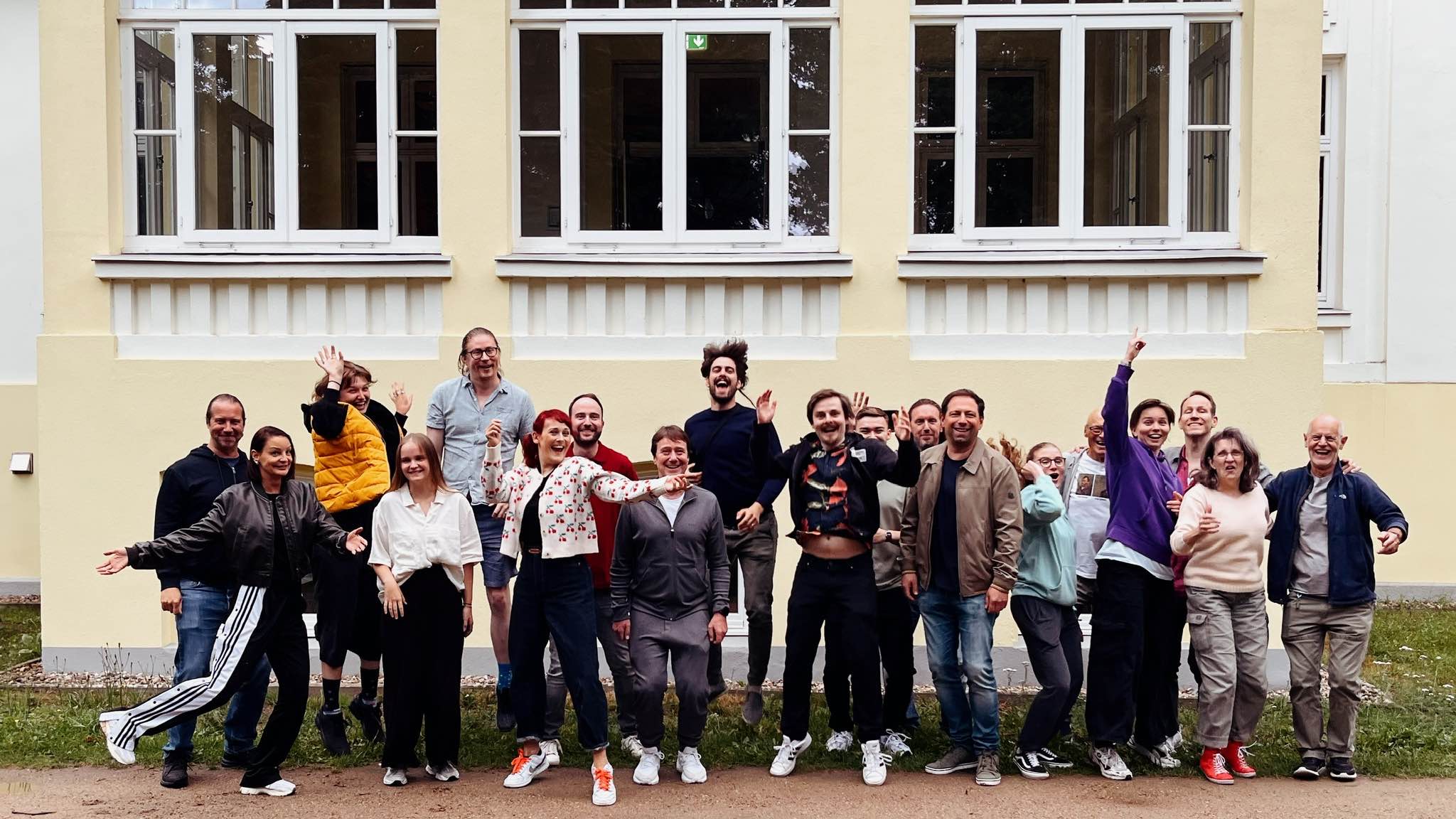 "Reim, Metrik, Klang, Singbarkeit, Songfahrplan und Genrekunde – alles kommt dran": Dozierende und Teilnehmende der Celler Schule erarbeiten sich das Handwerk rund um deutschsprachige Song...
