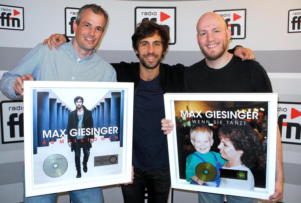 Feierten im Funkhaus (von links): Niklas Gruse (Musikredakteur ffn), Max Giesinger und Klaas Scholtalbers (Musikredakteur ffn)