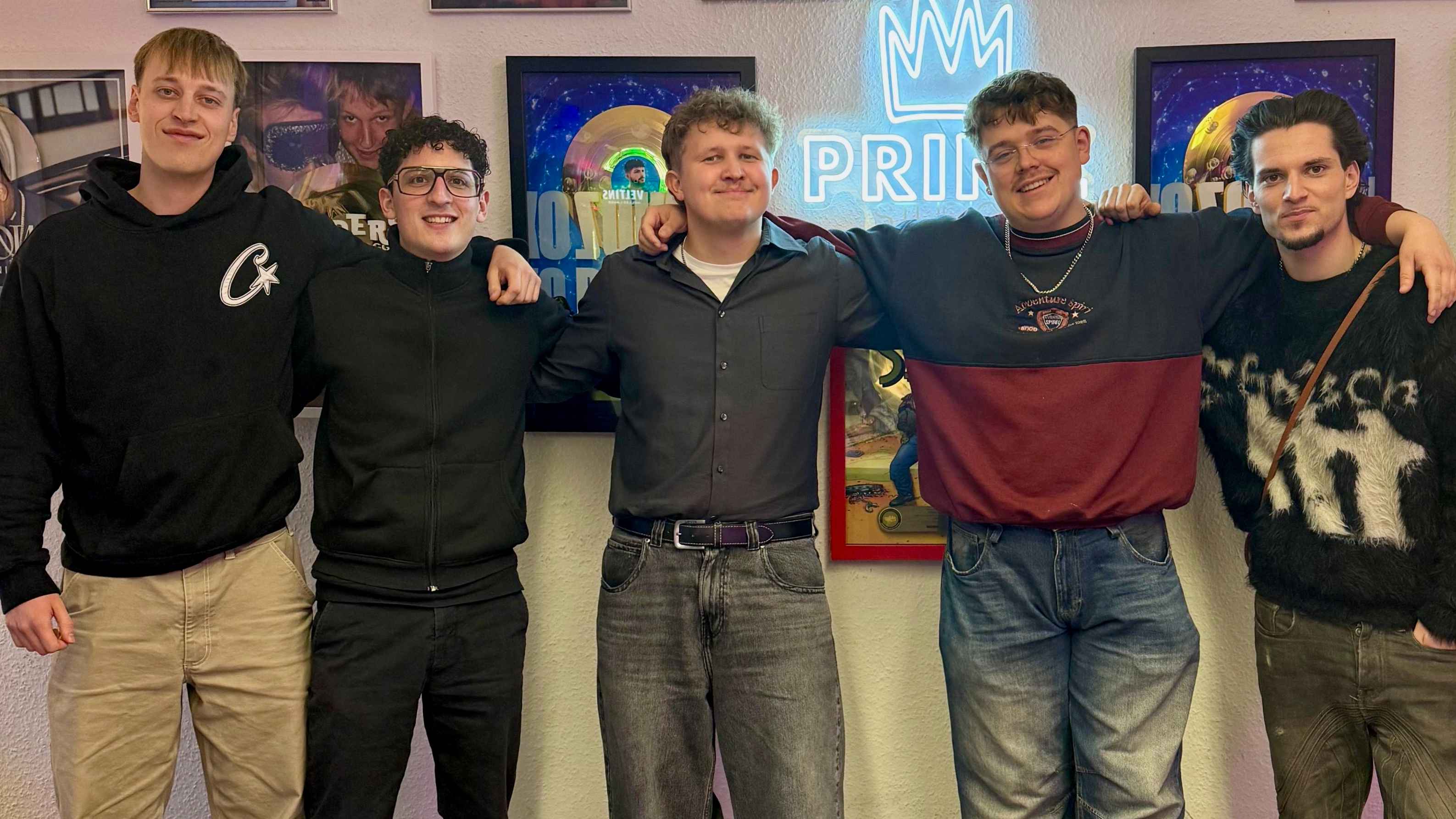 Kamen zum Vertragsunterschreiben zusammen (von links): Valentin Stoye (Head Of Music Prinz Music Group) Johan Prinz (CEO Prinz Studios), Kaos, Henrik Hauck (CEO SoundScience) und Lucas Laz...