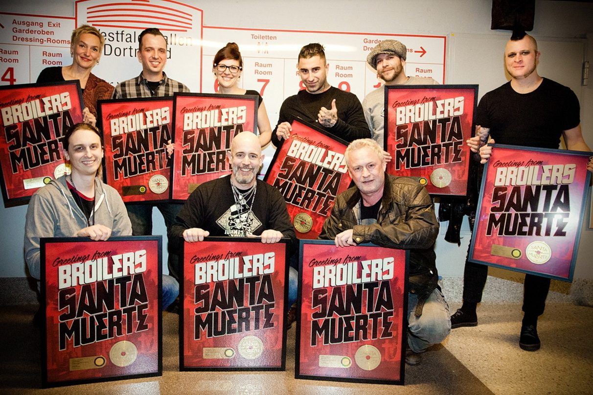 Freuten sich über das erste Gold für die Broilers (hinten, von links): Geschäftsführerin Antje Lange (Century Media/People Like You Records), die Broilers-Musiker Chris Kubczak, Ines Mayba...
