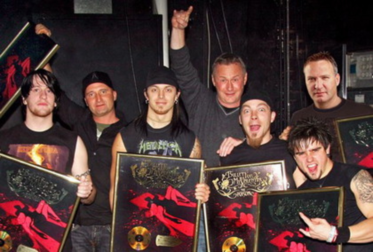 Gold fürs Bullet-Debüt: Die Band und das Gun-Team||Gold fürs Bullet-Debüt (v.l.n.r.): Michael Thomas (BFMV), Martin Dodd (Managing Director 20-20 Entertainment), Matthew Tuck (BFMV), Wolfg...