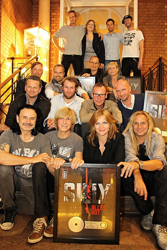Bei der Platinverleihung: Silly und ihre Teams von Universal und Undercover||Bei der Platinverleihung (hinten, v.l.n.r.): Michael Schacke (Undercover), Sabine Rätzel (Teamassistentin UDP),...