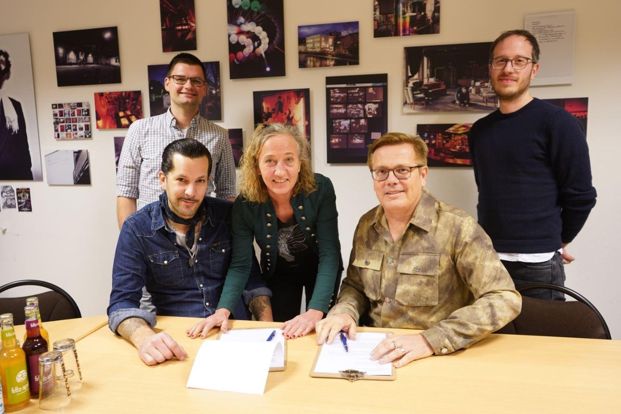 Bei der Unterzeichnung der gemeinsamen Vereinbarung (von links): David Oelschlägel (Ticketmaster), Constantin von Twickel, Susanne Leonhard (beide Clubkombinat), Klaus Zemke und Ben Oertel...