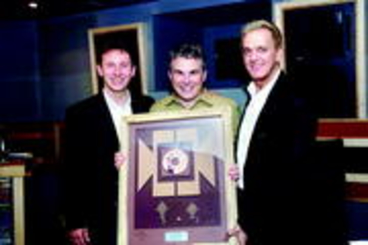Surround-Remix bei Galaxy (v.l.n.r.): Lotti, Wilfried von Baelen (Galaxy Studios) und Manager Piet Rolen