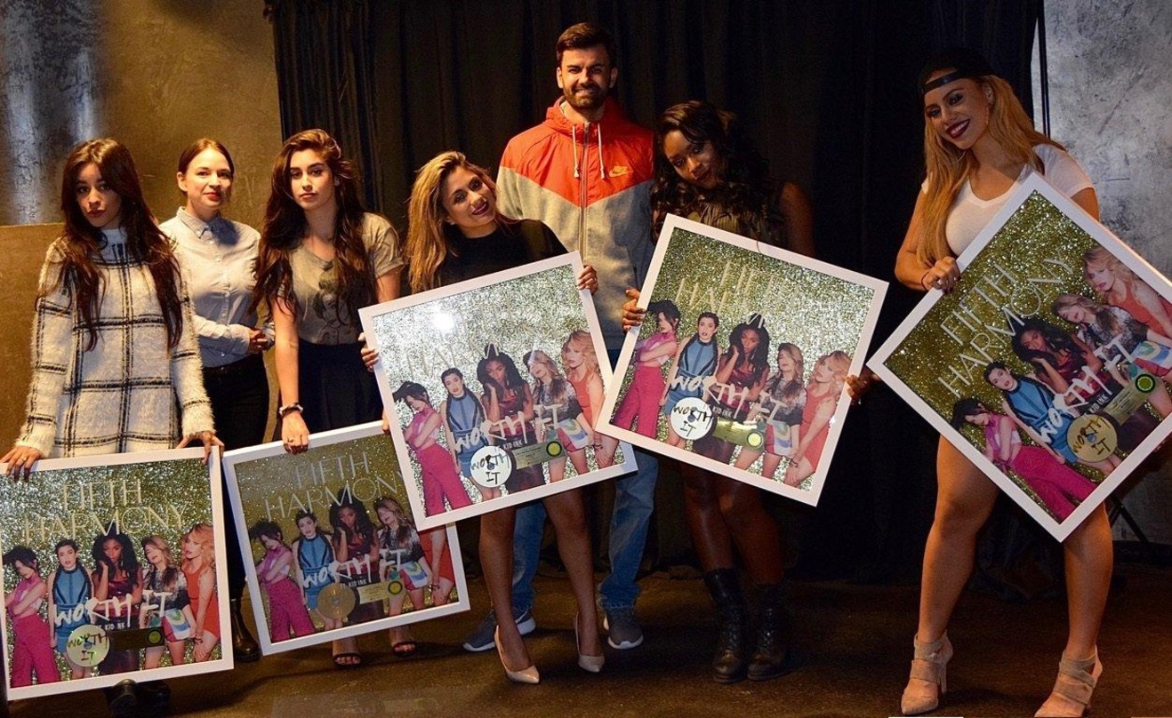 Bei der Edelmetallübergabe in Frankfurt (von links): Camila Cabello (Fifth Harmony), Johanna vom Heede (Digital Promotion Manager Sony Music International), Lauren Michelle Jauregui (Fifth...