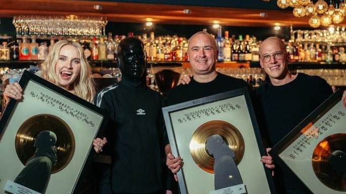 Bei der Gold-Verleihung in der Eventlocation der RIVO Spreeterrassen (von links): die isländischen Sängerin Ásdís (Artist), Produzent Glockenbach sowie die WeFor-Mitbegründer Stefan Goebel...