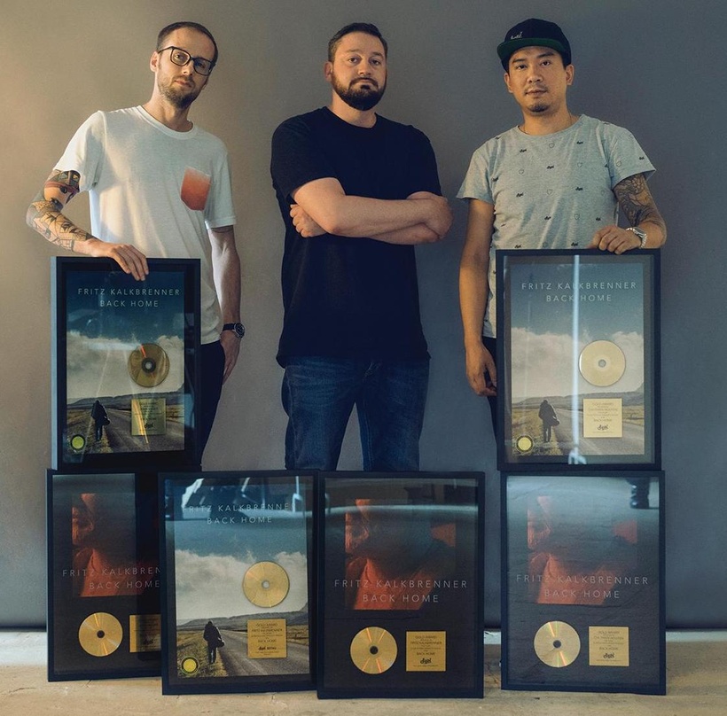 Bei der Preisübergabe (von links): John Muder (Geschäftsführer Suol Music), Fritz Kalkbrenner und Chi-Thien Nguyen (Geschäftsführer Suol Music)