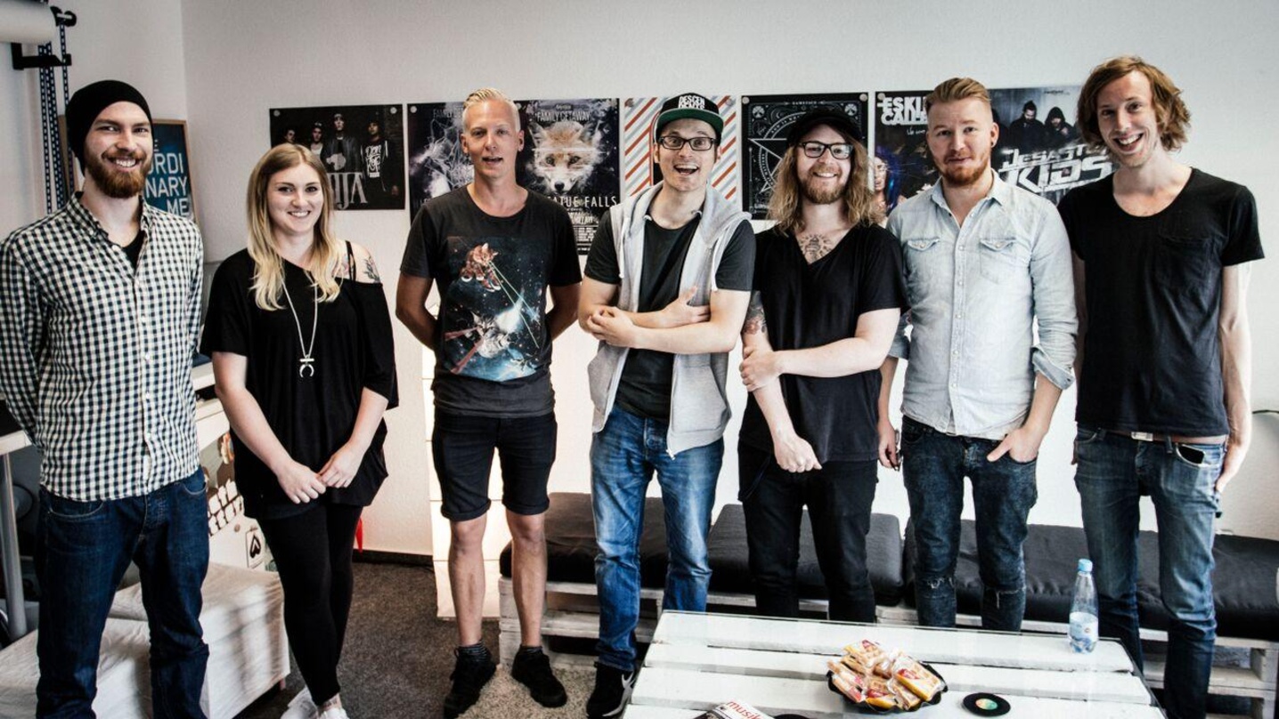 Bei der Vertragsunterzeichnung (von links): Hendrik Hinz, Hanna Rühaak (beide Redfield Records), Lauri Talja (New Deadline), Alexander Schröder (Redfield Records), Eemeli Rimpiläinen, Mark...