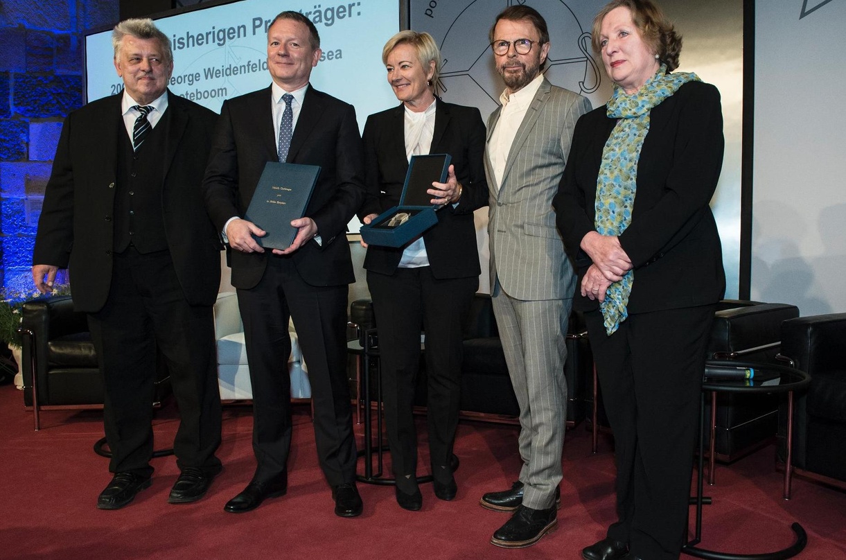Bei der Preisverleihung (von links): Michael Kayser (Vorsitzender des Vereins "Médaille Charlemagne"), Jon Ola Sand (Executive Supervisor ESC), Ingrid Deltenre (Generaldirektorin European ...