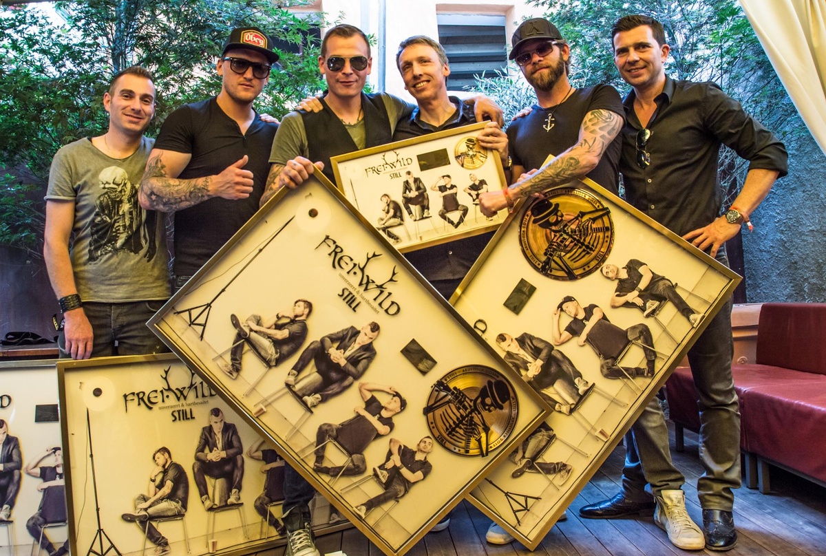 Bei der Gold-Verleihung (von links): Christian Fohrer, Jonas Notdurfter, Philipp Burger (alle Frei.Wild), Frank Uhle (Geschäftsführer/Vertriebsleitung SPV), Jochen "Zegga" Gargitter (Frei....