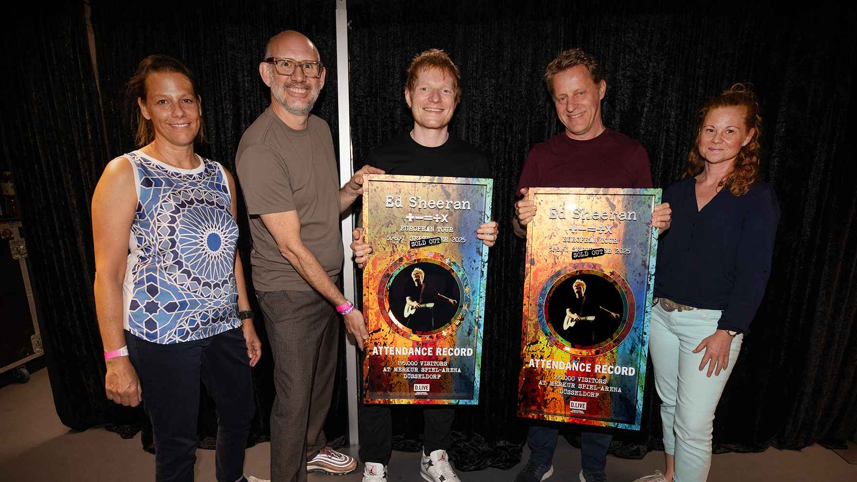 Posierten gemeinsam für ein Foto (von links): Daniela Stork (Executive Director Booking & Ticketing), Michael Brill (CEO, beide D.Live), Ed Sheeran, Folkert Koopmans (CEO FKP Scorpio) sowi...