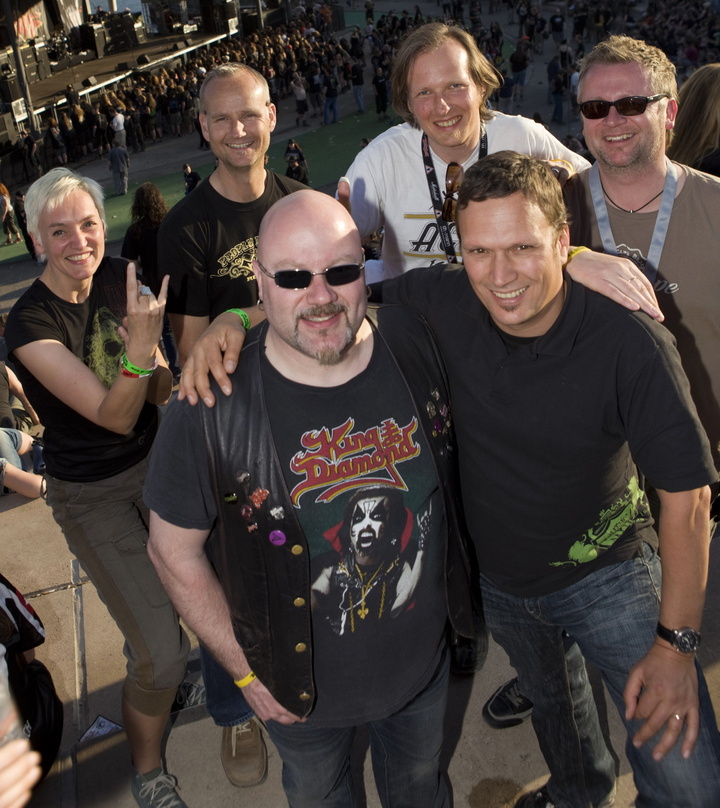 Genossen das Festival in Gelsenkirchen (v.l.n.r.): Antje Lange, Oliver Withöft (beide Century Media), Götz Künemund, Holger Stratmann (beide "Rock Hard"), Robert Kampf (Century Media) und ...