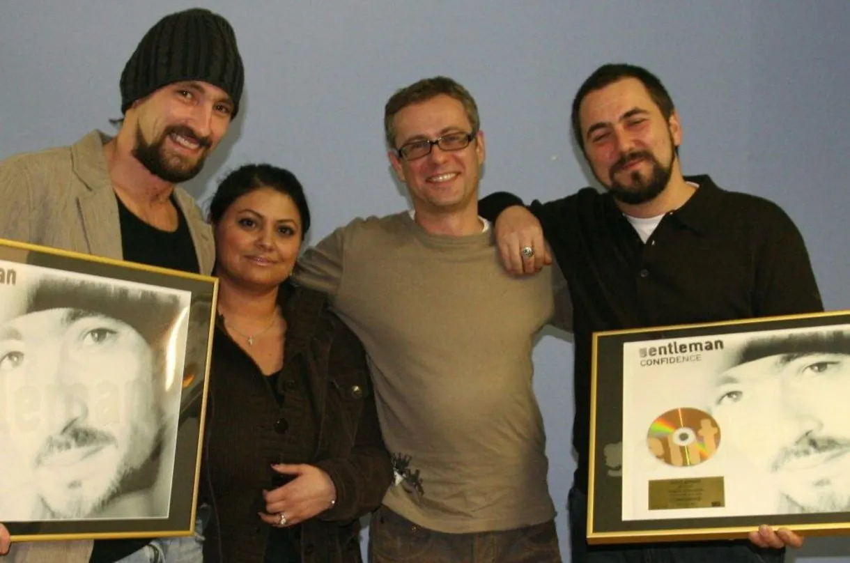 Gold aus Austria (v.l.n.r.): Gentleman mit Mirel Gharibo (Senior Product Manager Sony BMG), Horst Unterholzner (Managing Director SonyBMG) und Stephan Schulmeister (Bushhouse Records)