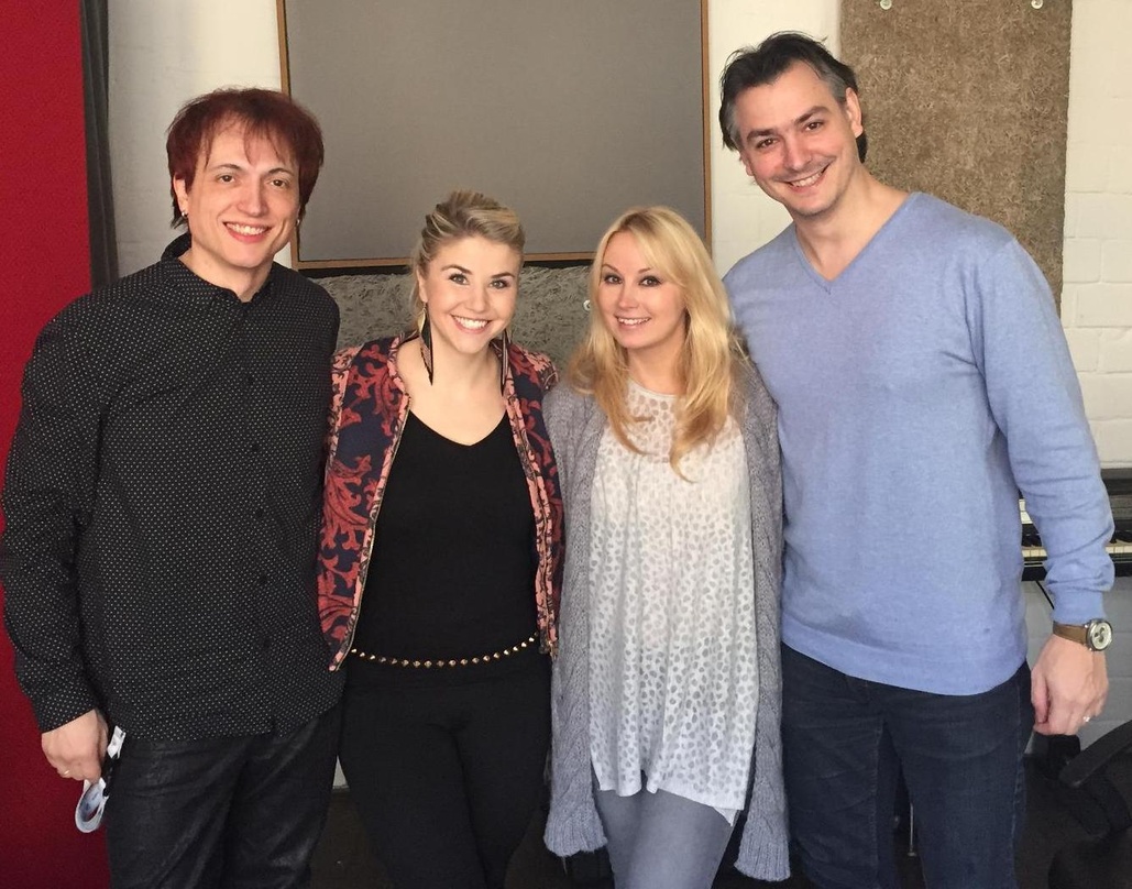 Trafen sich bei Schedler Musik (von links): der Schedler-Autor Olaf Bossi, Sängerin Beatrice Egli, Sasa Lendero und Mihael Hercog