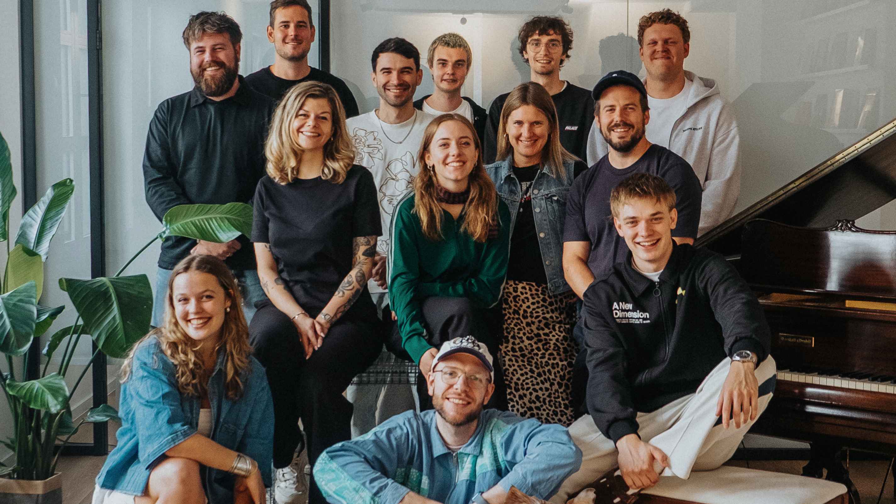 Bei Camp in Trier (hinten, von links): Simon Adrian (Chromatic Talents), Laurens Achiles, Enkay, Leve & Bo und Björn Steiner sowie (mittlere Reihe) Julia Adrian (Chromatic Talents), Maja K...
