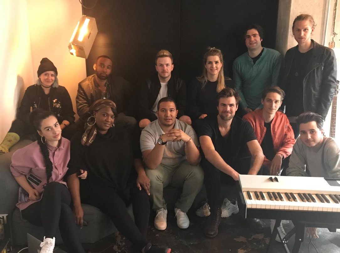 Tüftelten an neuen Songs (von links): Ilira, Roxanne Emery, Terri B, Bayku, Seb, david taylor, Romina Wodara (Roba), David Bjork, Robert Patrick-Molinar, Scène Writers, Seb Permal (Roba), ...