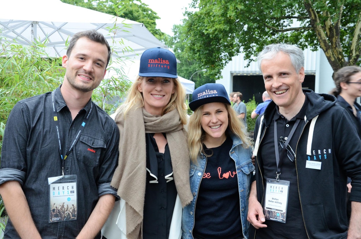 Erlebten in Köln hautnah die Möglichkeiten von individualisierten Merch-Artikeln: Schauspielerin Maria Furtwängler (zweite von links) und Musikerin Lisa Furtwängler mit frisch bestickten K...