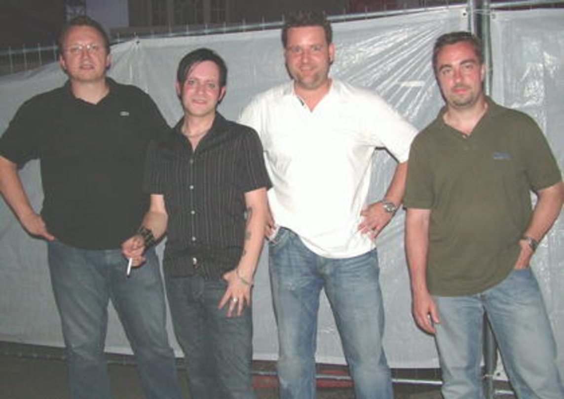 Besiegelten die Zusammenarbeit (v.l.n.r.): Markus Hartmann (Management Apoptygma Berzerk), Stephan Groth (Apoptygma Berzerk), Gralla und Thomas Matiszik (beide Contra Promotion)