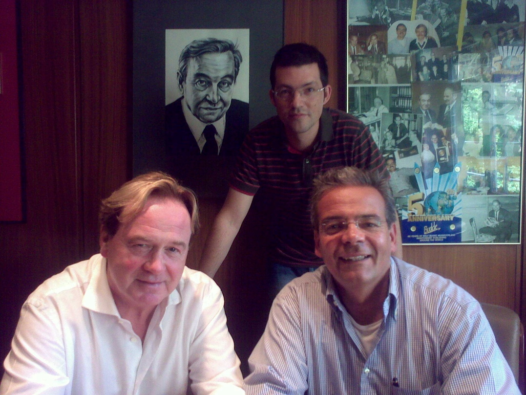 Beschlossen die neue Zusammenarbeit (v.l.n.r.): Klaus Hoffmann, Rolf Budde und (stehend) Kolja Spohn (Legal Affairs, Buddemusic)